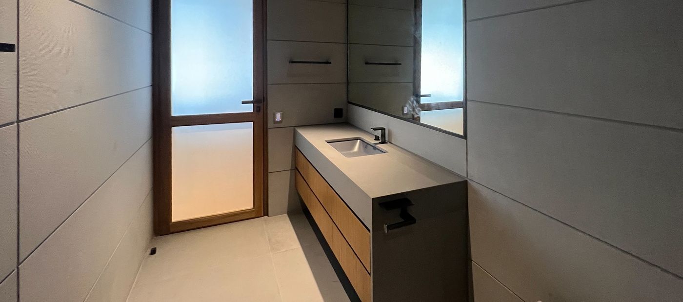 Windshell Narathiwat Ice Grey bathroom 1